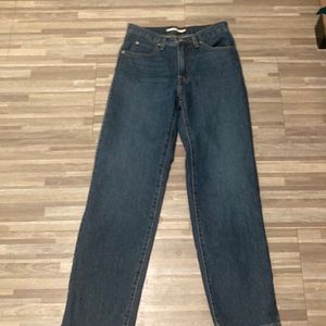 Baggy Levi’s denim jeans